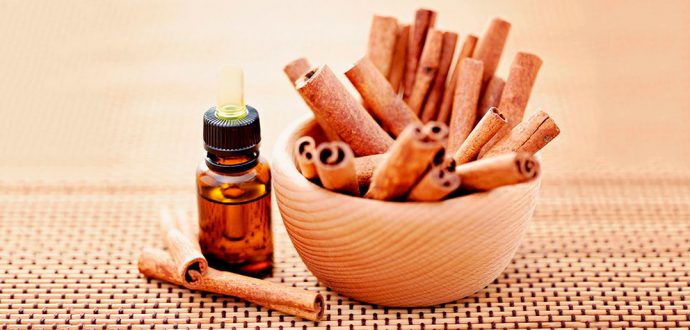 Эфир корицы в тёмном пузырьке