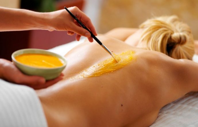 Нанесение мёда на спину